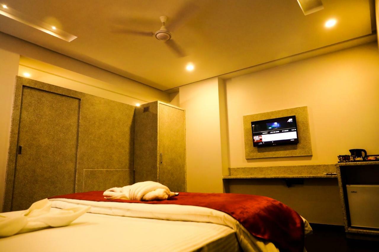 Kyriad Hotel Nashik By Othpl Zewnętrze zdjęcie