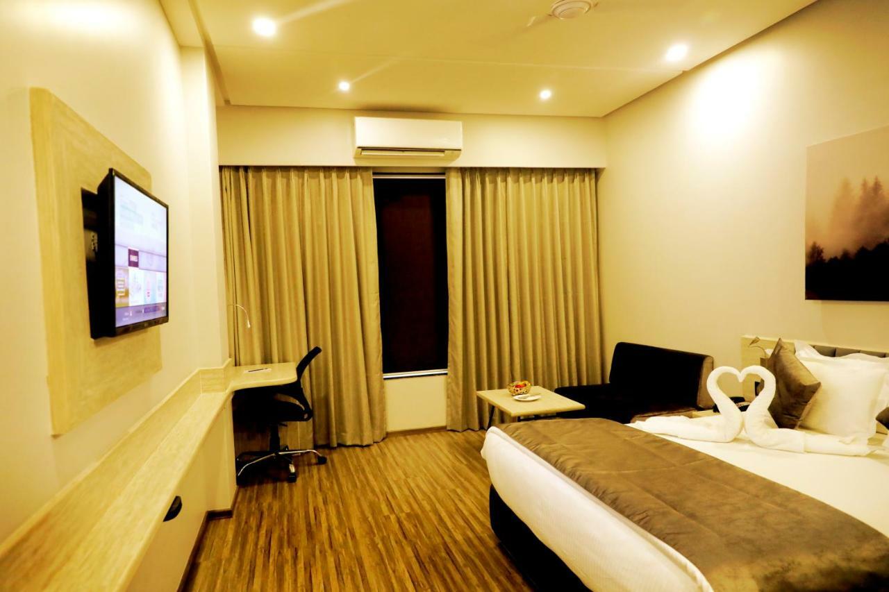 Kyriad Hotel Nashik By Othpl Zewnętrze zdjęcie